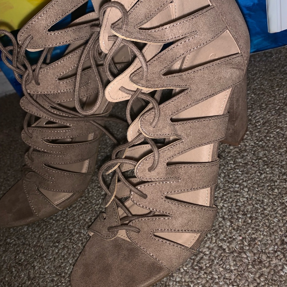 Size 10 tan heels